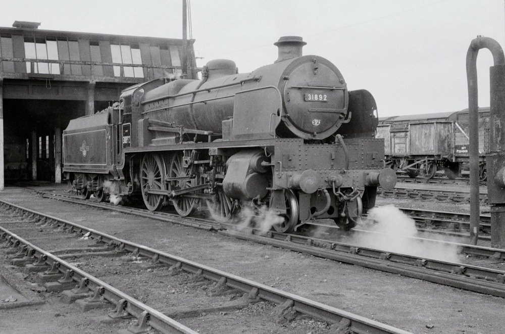 Class U1 31892 at Feltham